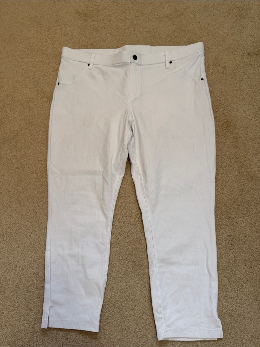 HUE White Stretch Crop Pants with Dark Button Accents